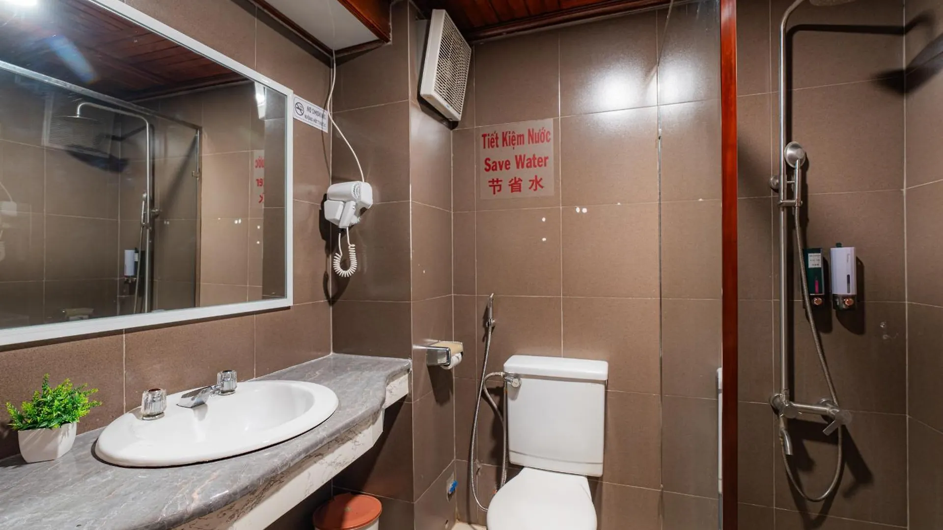 Khach San Hanh Long Ho Chi Minh City Hotel